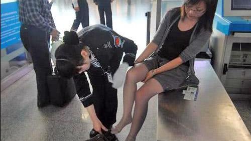 女子穿板鞋爬山回家后惊魂一刻，脱鞋时竟发现鞋内异状