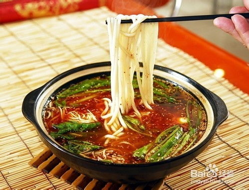 女生误放大量麻油于米线，险些因窒息而引发惊险一幕