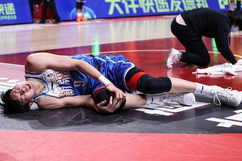 吴梦洁意外受伤，被队友背下场