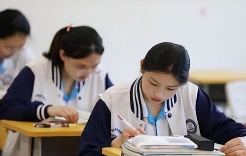 女生高考超600分，放榜时在酒楼端盘子的故事